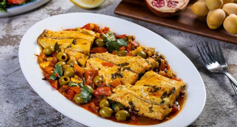 ברמונדי ישראלי בתבשיל פיקנטי של עגבניות וזיתים