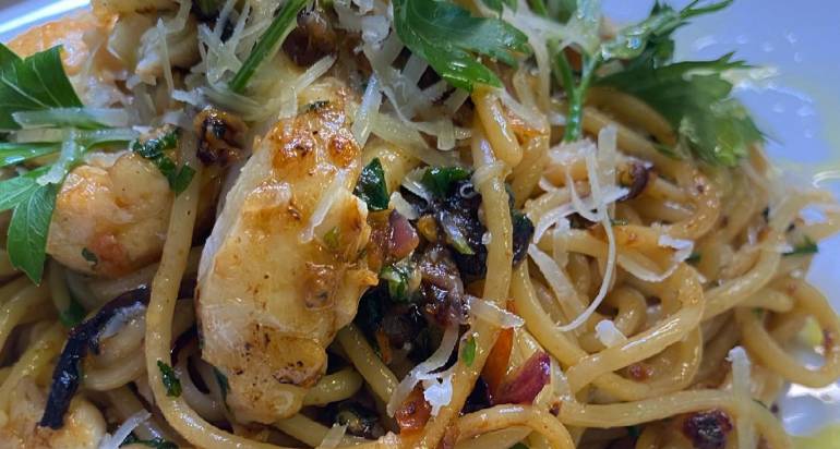 פסטה ברמונדי עם עגבניות, פלפל חריף, שום ושמן זית