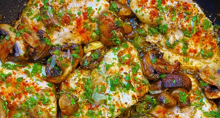 סיר ברמונדי ישראלי משפחתי עם פטריות ותבלינים