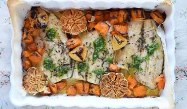 פילה דג ברמונדי ישראלי בתנור עם בטטות, ראשי שום וצ'ימיצ'ורי