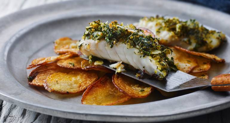 פילה דג ברמונדי ישראלי בקראסט שקדים ועשבים על תפו"א פריכים