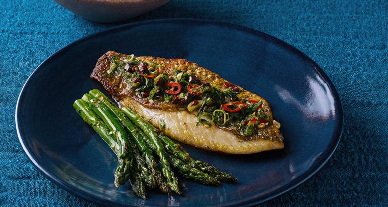 פילה דג ברמונדי ישראלי צרוב במחבת עם אספרגוס וסלסת זיתים וצ'ילי