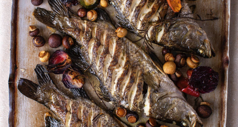 דג ברמונדי ישראלי אפוי בתנור עם פטריות של מרינה מהגליל וירקות צלויים