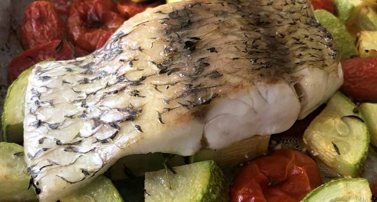 פילה דג ברמונדי ישראלי אפוי עם עגבניות שרי וקישואים