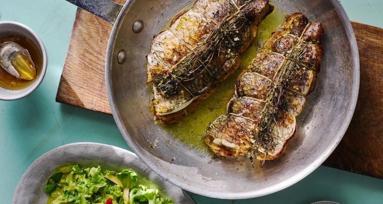 "רוסטפיש" דג ברמונדי ישראלי בחרדל, יין לבן ושום עם סלט ירוק ותמרים צהובים