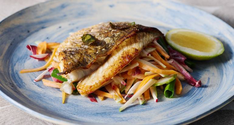 פילה דג ברמונדי ישראלי פריך עם סלט תפוחים ודלעת