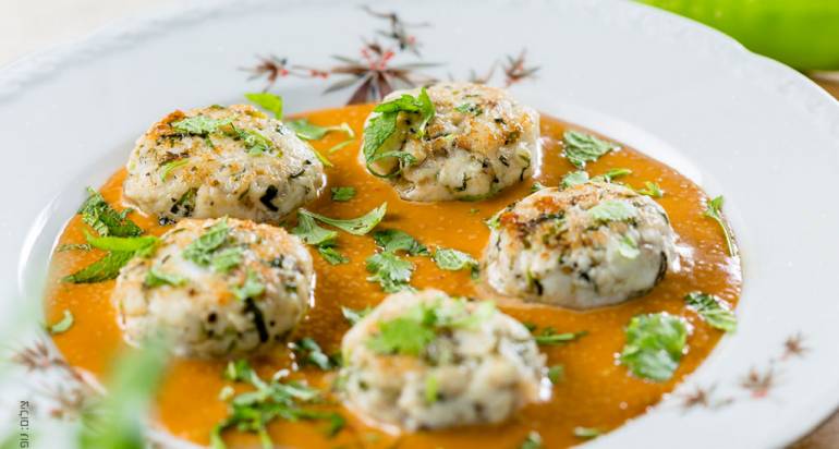 קבב דגי ברמונדי ישראלי על קרם גזר וטחינה