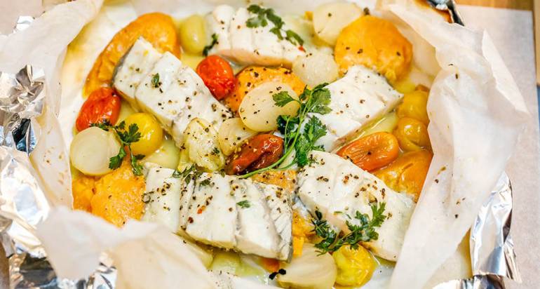 דג ברמונדי ישראלי במעטפת ירקות