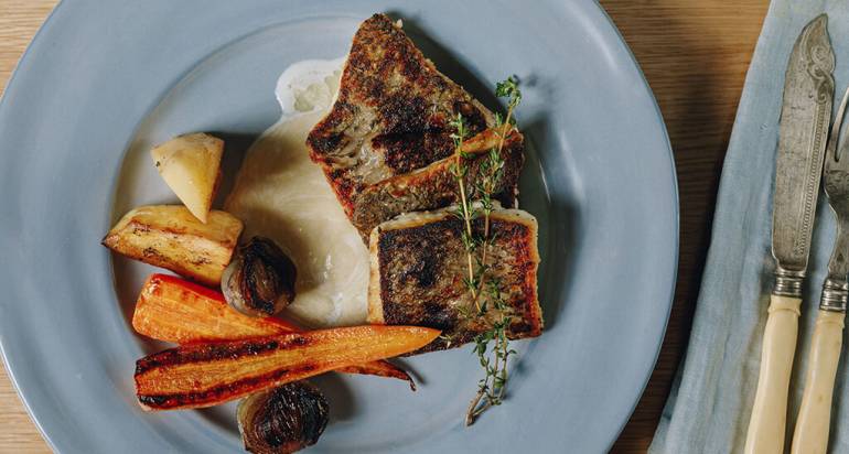 פילה דג ברמונדי ישראלי ברוטב חמאה לבנה <br />  וירקות שורש צלויים