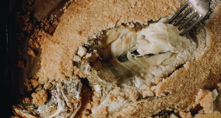 דג ברמונדי ישראלי עטוף במלח