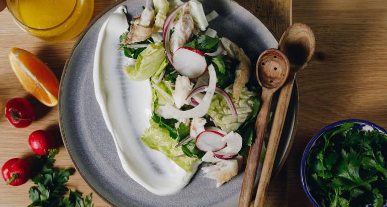 סלט מרענן עם דג ברמונדי ישראלי