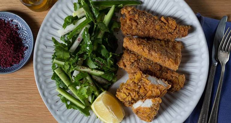 שניצל ברמונדי ישראלי עסיסי וסלט מרענן