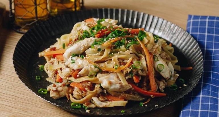 נודלס עם נתחי ברמונדי ישראלי וירקות