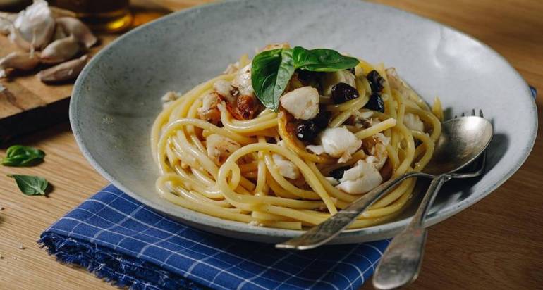 פסטה עם דג ברמונדי ישראלי, זיתי קלמטה ובזיליקום