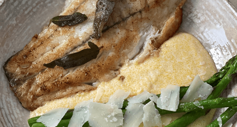 ברמונדי ישראלי על מצע פולנטה ואספרגוס