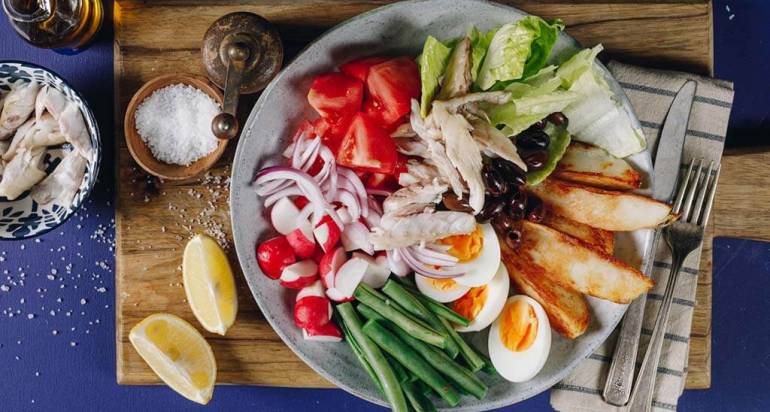 סלט ניסואז עם נתחי ברמונדי ישראלי