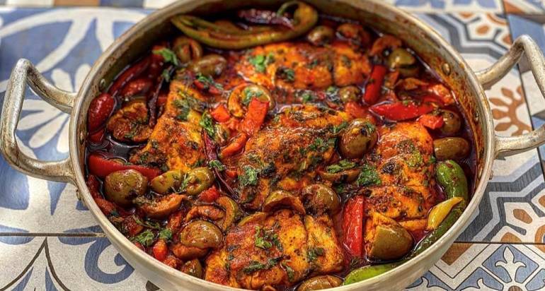 תבשיל ברמונדי ישראלי עם זיתים ופלפלים