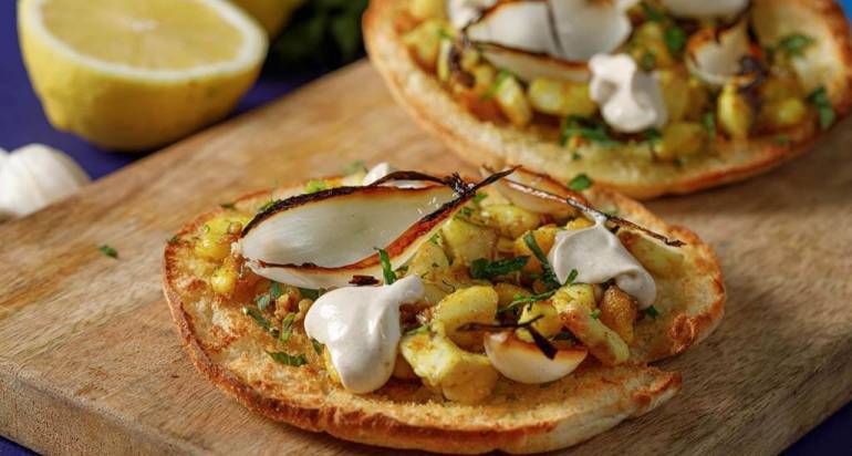 גירוס ברמונדי ישראלי עם בצלים שרופים