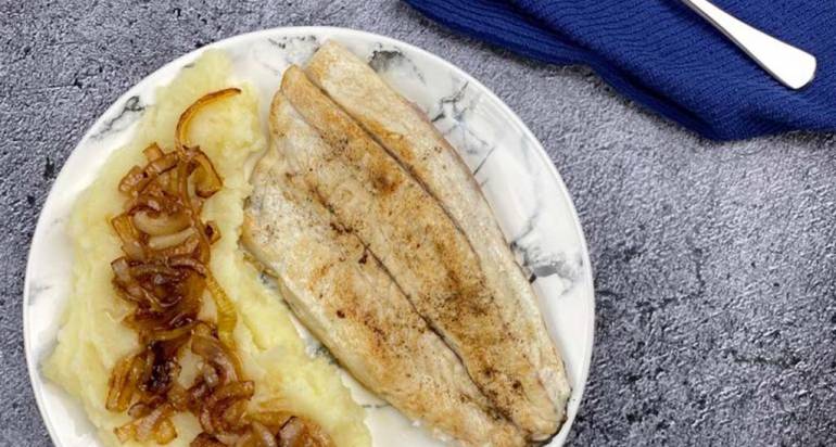 פילה ברמונדי ישראלי לצד פירה ובצל מטוגן