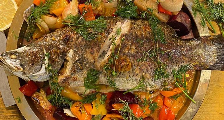 ברמונדי ישראלי שלם עם עשבי תיבול וירקות בתנור