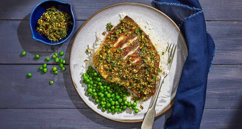 פילה ברמונדי ישראלי עסיסי צרוב במחבת עם קראסט עשבי תיבול פרסי