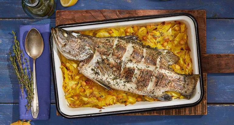 ברמונדי ישראלי שלם אפוי על תבשיל כרישה לימוני זהוב עם גרגרי חומוס