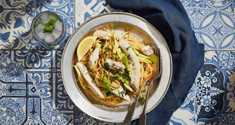 פסטה עם רצועות קישואים ונענע עם קרעי דג ברמונדי ישראלי