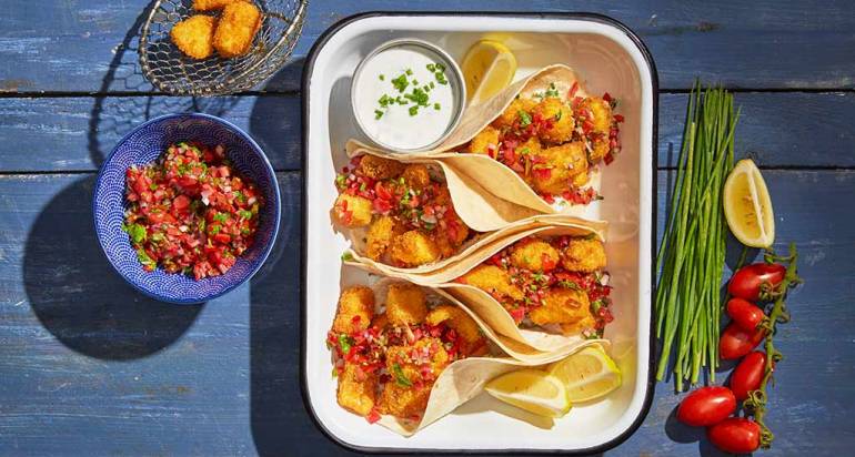 קוביות ברמונדי ישראלי בציפוי פריך בטורטיות עם סלסת עגבניות, כוסברה וליים