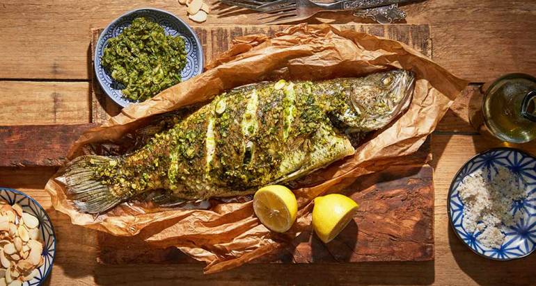 ברמונדי ישראלי צלוי עם עשבי תיבול ושקדים