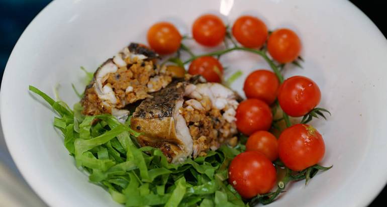 רוסטפיש ברמונדי ישראלי עם פיסטוקים וחמוציות