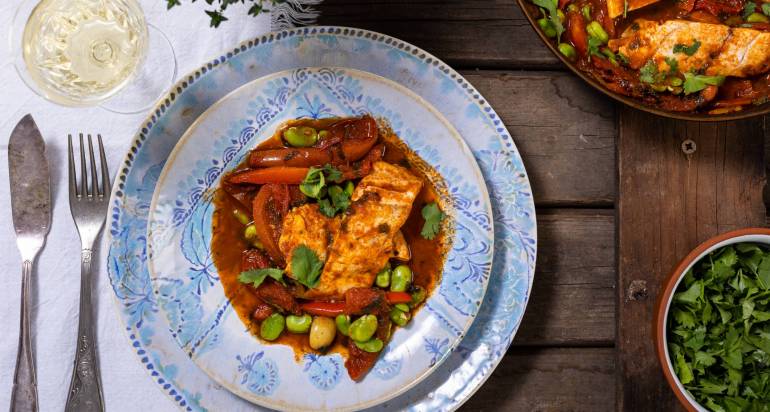 פילה ברמונדי בעגבניות, פול ירוק וכוסברה