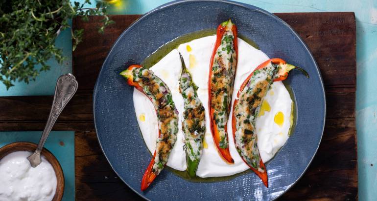 פלפלים חריפים ממולאים בקבב ברמונדי בגריל פחמים על יוגורט צאן