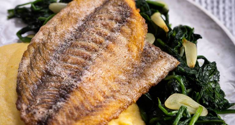 ברמונדי צרוב בחמאה על פולנטה ותרד