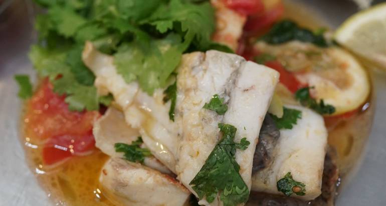 דגי ברמונדי ישראלי עם עגבניות ופלפל חריף