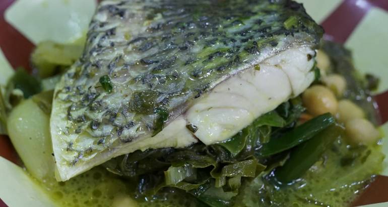 ברמונדי ישראלי במחבת, עם רוטב ירוק וגרגירי חומוס