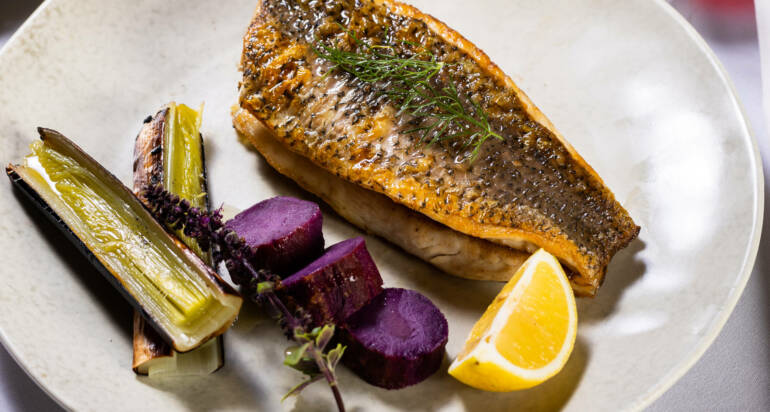 פילה ברמונדי צרוב במחבת עם בטטה סגולה וכרישה