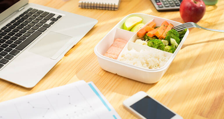 מביאים את הים למשרד <br />חמישה טיפים לשילוב דגים בארוחת הצהריים שלכם